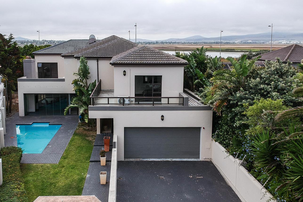 7 Bedroom Property for Sale in Sunset Beach Western Cape